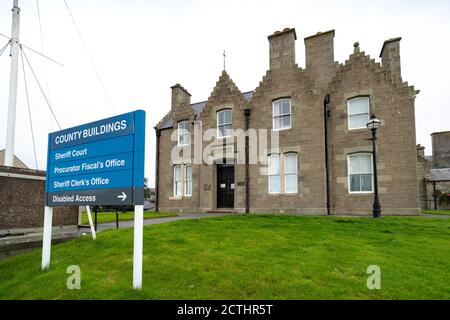 Außenansicht von County-Gebäuden mit Sheriff Court und Procurator Fiscal's Office in Lerwick, Shetland, Schottland, Großbritannien Stockfoto