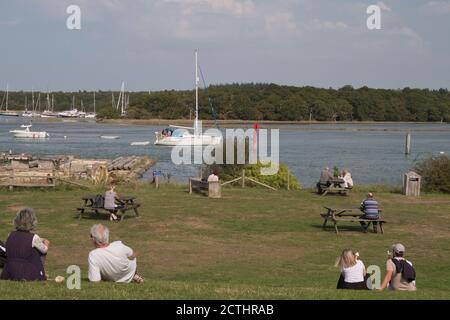 Besucher genießen einen faulen Tag in Buckler's Hard entlang der Beaulieu River in Hampshire England Stockfoto