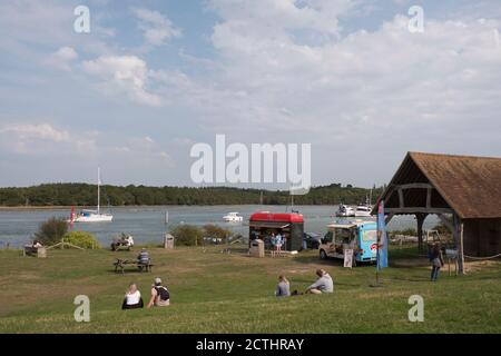 Besucher genießen einen faulen Tag in Buckler's Hard entlang der Beaulieu River in Hampshire England Stockfoto