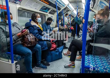 London, Großbritannien. September 2020. Die Zahl der Passagiere an der U-Bahn ist nach wie vor zurückgegangen, steigt aber jetzt an und die Züge sind moderat ausgelastet. Genau wie die Regierung beginnt, ihre Coronavirus-Leitlinien (covid 19) wieder zu straffen. Diejenigen, die Reisen meist tragen Masken, nachdem sie obligatorisch auf öffentlichen Verkehrsmitteln. Kredit: Guy Bell/Alamy Live Nachrichten Stockfoto