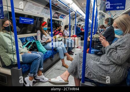 London, Großbritannien. September 2020. Die Zahl der Passagiere an der U-Bahn ist nach wie vor zurückgegangen, steigt aber jetzt an und die Züge sind moderat ausgelastet. Genau wie die Regierung beginnt, ihre Coronavirus-Leitlinien (covid 19) wieder zu straffen. Diejenigen, die Reisen meist tragen Masken, nachdem sie obligatorisch auf öffentlichen Verkehrsmitteln. Kredit: Guy Bell/Alamy Live Nachrichten Stockfoto