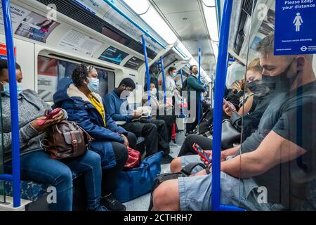 London, Großbritannien. September 2020. Die Zahl der Passagiere an der U-Bahn ist nach wie vor zurückgegangen, steigt aber jetzt an und die Züge sind moderat ausgelastet. Genau wie die Regierung beginnt, ihre Coronavirus-Leitlinien (covid 19) wieder zu straffen. Diejenigen, die Reisen meist tragen Masken, nachdem sie obligatorisch auf öffentlichen Verkehrsmitteln. Kredit: Guy Bell/Alamy Live Nachrichten Stockfoto