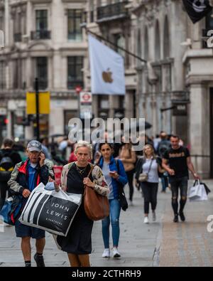 London, Großbritannien. September 2020. In den letzten Tagen, bevor die Einschränkungen des Coronavirus ansteigen, gehen die Leute in der Oxford Street einkaufen. Kredit: Guy Bell/Alamy Live Nachrichten Stockfoto