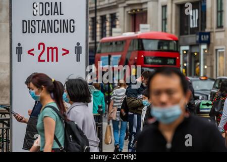 London, Großbritannien. September 2020. Halten Sie 2m - Leute heraus Shopping in Oxford Street an den letzten Tagen, bevor die Coronavirus Beschränkungen steigen. Kredit: Guy Bell/Alamy Live Nachrichten Stockfoto