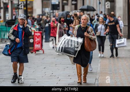 London, Großbritannien. September 2020. In den letzten Tagen, bevor die Einschränkungen des Coronavirus ansteigen, gehen die Leute in der Oxford Street einkaufen. Kredit: Guy Bell/Alamy Live Nachrichten Stockfoto