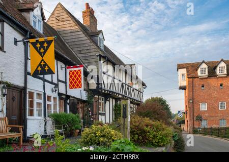 Mittelalterliche Holzgebäude entlang der St Mary's Road am frühen Morgen. Tewkesbury, Gloucestershire, England Stockfoto