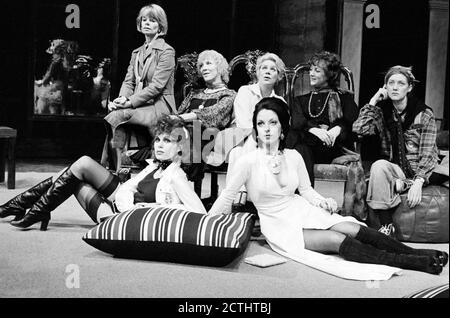 Vorne, l-r: Joanna Lumley (Rachel, Gräfin der düsteren), Jasmina Hilton (Lady Gwen) hinten, l-r: Jill Bennett (Isobel Sands), Sheila Ballantine (Stella Shrift), Rachel Roberts (Regine), Angela Galbraith (Letitia Panghorn), Marty Cruickshank (Jog Fienberg) in THE END OF ME ALTE ZIGARRE von John Osborne im Greenwich Theatre, London SE10 06/01/1975 Design: Hayden Griffin Kostüme: Ruth Clark Myers Beleuchtung: Rory Dempster Regie: Max Stafford-Clark Stockfoto