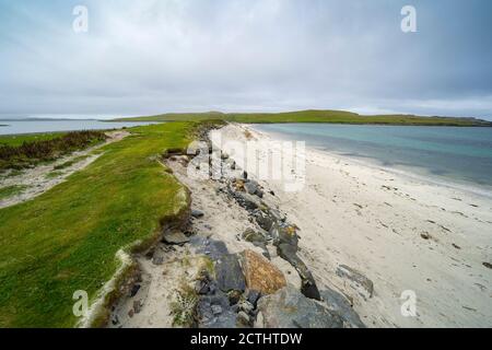 Blick auf den Strand auf Ayre oder Tombolo bei Banna Minn bei Papil auf West Burra, Shetland, Schottland Großbritannien Stockfoto