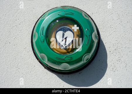 Defibrillator an einer Fassade, Hiddensee, Rügen, Mecklenburg-Vorpommern, Deutschland Stockfoto