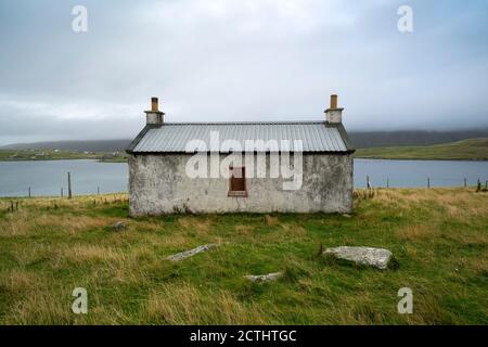 Altes Ferienhaus in Papil, West Burra Island, Shetland, Schottland, Großbritannien Stockfoto