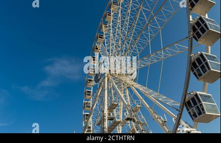 Riesenrad mit sauberem Himmel Stockfoto