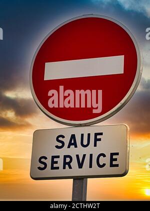 Straße in der Nähe - französisches Schild mit Sauf-Service darauf geschrieben Stockfoto