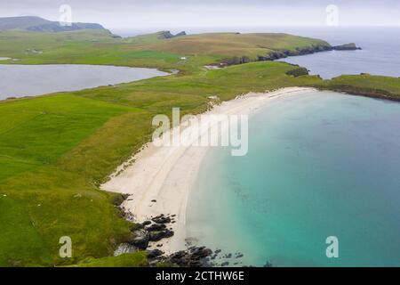 Blick auf Spiggie Beach, auch Scousburgh Sands und Loch of Spiggie genannt, in Dunrossness, Shetland, Schottland, Großbritannien Stockfoto