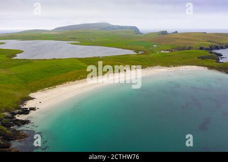 Blick auf Spiggie Beach, auch Scousburgh Sands und Loch of Spiggie genannt, in Dunrossness, Shetland, Schottland, Großbritannien Stockfoto