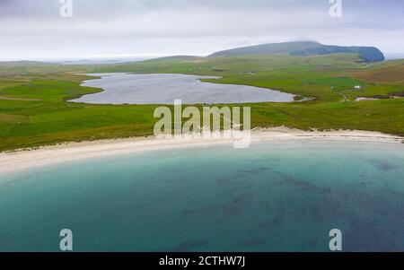 Blick auf Spiggie Beach, auch Scousburgh Sands und Loch of Spiggie genannt, in Dunrossness, Shetland, Schottland, Großbritannien Stockfoto