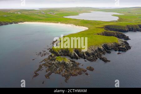 Blick auf Spiggie Beach, auch Scousburgh Sands und Loch of Spiggie genannt, in Dunrossness, Shetland, Schottland, Großbritannien Stockfoto