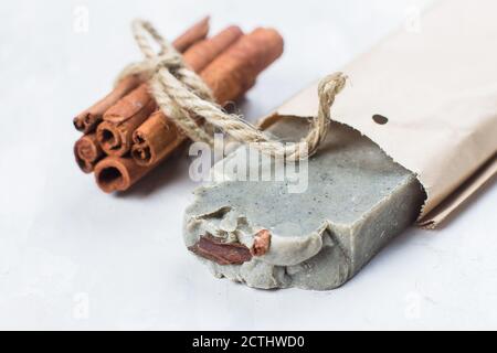 Handgemachte Seife mit Zimt auf weißem Hintergrund. Stockfoto