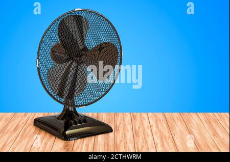 Tischventilator auf dem Holztisch. 3D-Rendering Stockfoto