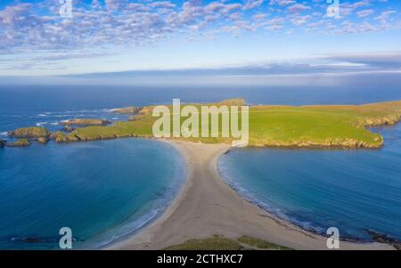 Blick auf St Ninian's Isle und den Strand, genannt Tombolo oder Ayre, in Bigton, Dunrossness, Shetland, Schottland, Großbritannien Stockfoto