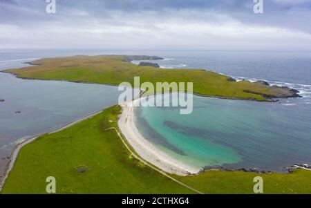 Blick auf den Strand auf Ayre oder Tombolo bei Banna Minn bei Papil auf West Burra, Shetland, Schottland Großbritannien Stockfoto