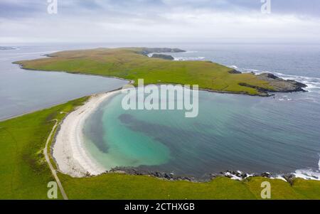 Blick auf den Strand auf Ayre oder Tombolo bei Banna Minn bei Papil auf West Burra, Shetland, Schottland Großbritannien Stockfoto