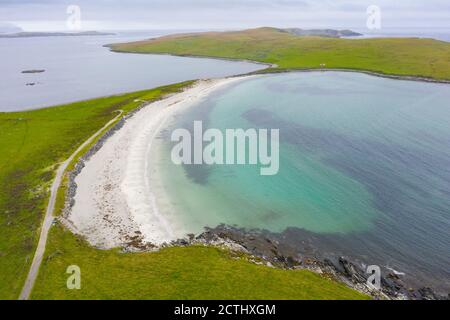 Blick auf den Strand auf Ayre oder Tombolo bei Banna Minn bei Papil auf West Burra, Shetland, Schottland Großbritannien Stockfoto