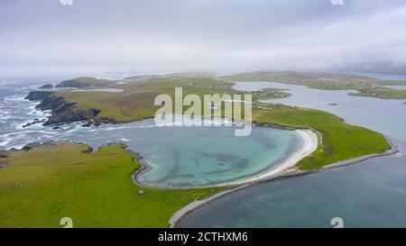 Blick auf den Strand auf Ayre oder Tombolo bei Banna Minn bei Papil auf West Burra, Shetland, Schottland Großbritannien Stockfoto