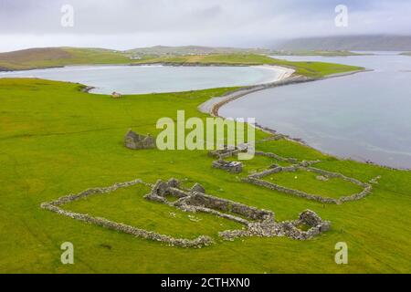 Blick auf den Strand und die zerstörte Croft auf Ayre oder Tombolo bei Banna Minn bei Papil auf West Burra, Shetland, Schottland Großbritannien Stockfoto