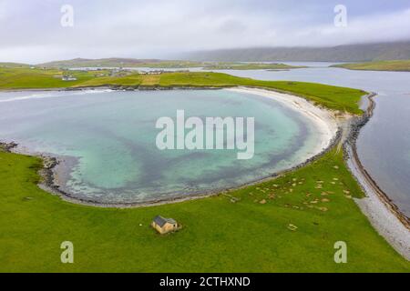 Blick auf den Strand auf Ayre oder Tombolo bei Banna Minn bei Papil auf West Burra, Shetland, Schottland Großbritannien Stockfoto