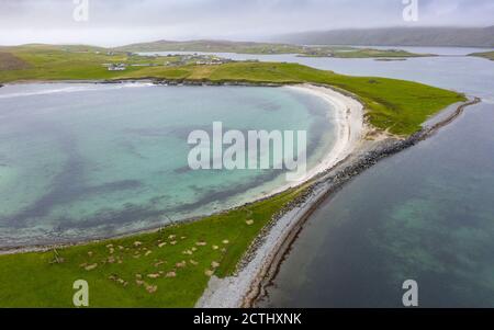 Blick auf den Strand auf Ayre oder Tombolo bei Banna Minn bei Papil auf West Burra, Shetland, Schottland Großbritannien Stockfoto