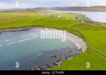 Blick auf Sandwick Beach in Hillswick, Northmavine auf Shetland, Schottland, Großbritannien Stockfoto