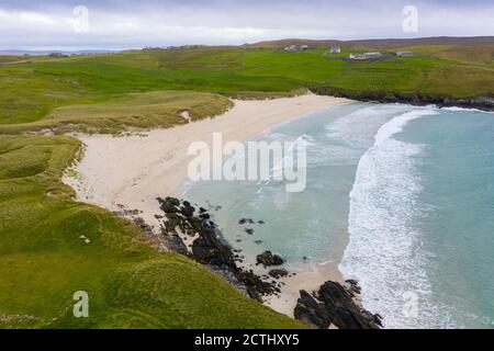 Blick auf den Strand von Wick of Breckon auf der Insel Yell, Shetland, Schottland, Großbritannien