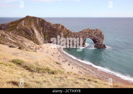 Durdle Door oder Durdle Dor Naturkalkbogen an der Jurassic Coast bei Lulworth in Dorset. Teil des Lulworth Estate. Stockfoto