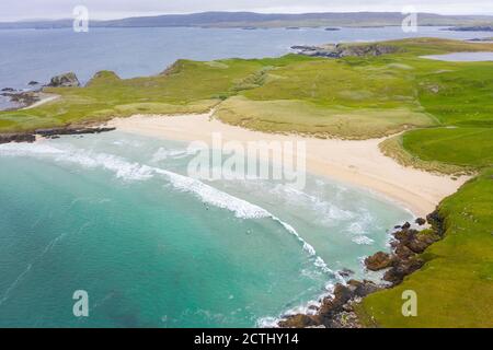 Blick auf den Strand von Wick of Breckon auf der Insel Yell, Shetland, Schottland, Großbritannien