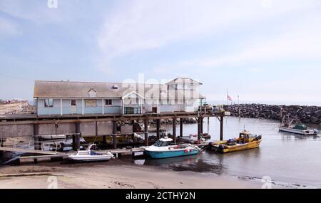 Ventnor Haven Fischereigebäude auf Stelzen in Ventnor Harbour, Isle of Wight Stockfoto