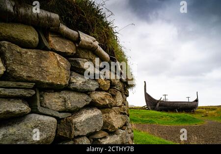 Viking Langhäuser und rekonstruierte Viking Langboot in Haroldswick, Unst, Shetland, Schottland, UK Stockfoto