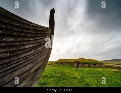 Viking Langhäuser und rekonstruierte Viking Langboot in Haroldswick, Unst, Shetland, Schottland, UK Stockfoto