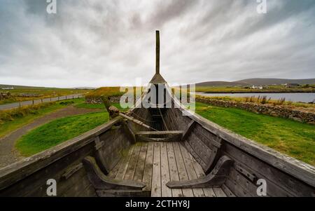 Viking Langhäuser und rekonstruierte Viking Langboot in Haroldswick, Unst, Shetland, Schottland, UK Stockfoto