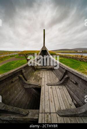 Viking Langhäuser und rekonstruierte Viking Langboot in Haroldswick, Unst, Shetland, Schottland, UK Stockfoto