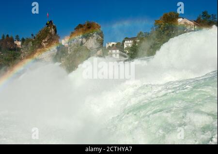 Mächtige Rheinfälle (größte Wasserfälle Europas) bei Schaffhausen in der Schweiz. Stockfoto
