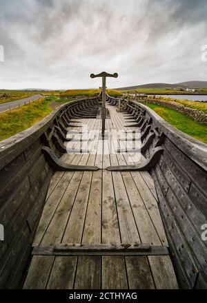 Viking Langhäuser und rekonstruierte Viking Langboot in Haroldswick, Unst, Shetland, Schottland, UK Stockfoto