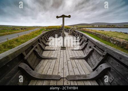 Wikinger Langhäuser und rekonstruierte Skidbladner Wikinger Langhäuser in Haroldswick, Unst, Shetland, Schottland, Großbritannien Stockfoto