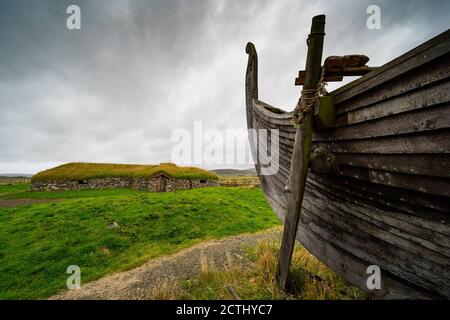 Viking Langhäuser und rekonstruierte Viking Langboot in Haroldswick, Unst, Shetland, Schottland, UK Stockfoto