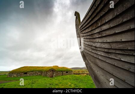 Viking Langhäuser und rekonstruierte Viking Langboot in Haroldswick, Unst, Shetland, Schottland, UK Stockfoto