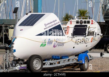 Klasse R45 Ocean Rowing Boot auf EINEM Anhänger bereit für die Teilnahme an der Atlantic Rowing Challenge. Aufgenommen in Lymington UK Stockfoto