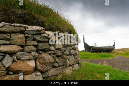 Viking Langhäuser und rekonstruierte Viking Langboot in Haroldswick, Unst, Shetland, Schottland, UK Stockfoto