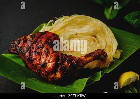Kerala Parotta oder Porotta mit gegrilltem Hähnchen, selektiver Fokus Stockfoto