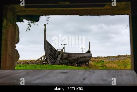 Viking Langhäuser und rekonstruierte Viking Langboot in Haroldswick, Unst, Shetland, Schottland, UK Stockfoto