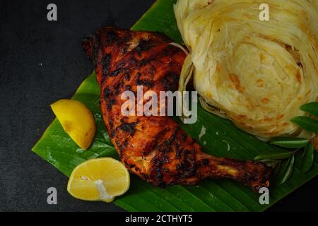 Kerala Parotta oder Porotta mit gegrilltem Hähnchen, selektiver Fokus Stockfoto