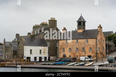 Historische alte Gebäude mit Blick auf den Hafen in Lerwick, Shetland, Schottland, Großbritannien Stockfoto
